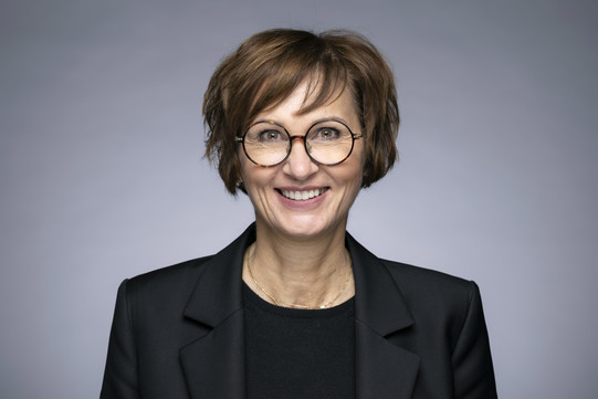 Porträtfoto von Bettina Stark-Watzinger