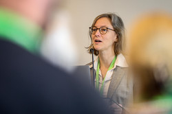 Foto von Nele McElvany zwischen zwei verschwommenen Personen