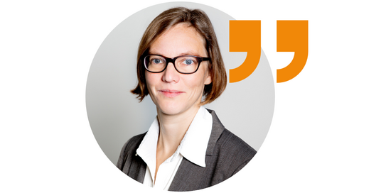Porträt von Nele McElvany mit orangenem Quotationssymbol