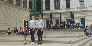 EARLI Anne Kosubek, Justine Stang-Rabrig und Leonie Dargiewicz stehen zusammen vor dem Veranstaltungsgebäude