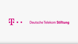 Magentafarbener Schriftzug des Förderers Deutsche Telefom Stiftung