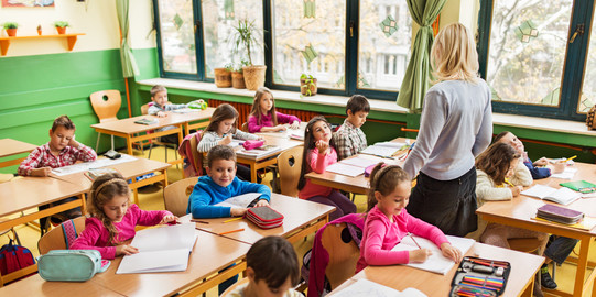 Schulklasse Foto einer Schulklasse, in welcher die Schülerinnen und Schüler Aufgaben bearbeiten