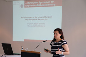 Foto der Präsentation von Prof. Dr. Birgit Spinath der Universität Heidelberg am Pult
