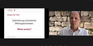 Screenshot des Vortrags von Prof. Ulrich Trautwein mit zwei Kacheln, welche links die erste Vortragsfolie mit dem Titel "Optimierung schulischer Bildungsprozesse: What works?" und rechts den Vortragenden zeigen.