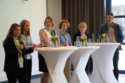 Podiumsdiskussion mit allen teilnehmenden Wissenschaftler*innen in einer Reihe