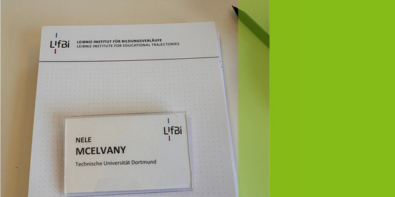 Foto eines Blocks vom LIfBi und eines Namesnschild von Professorin Nele McElvany