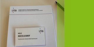 Foto eines Blocks vom LIfBi und eines Namesnschild von Professorin Nele McElvany