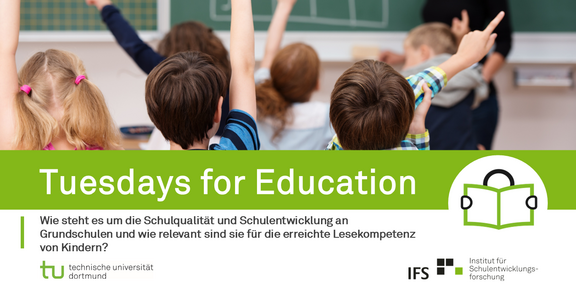 Mehrere Grundschulkinder zeigen in einer Unterrichtssituation mit Handzeichen auf