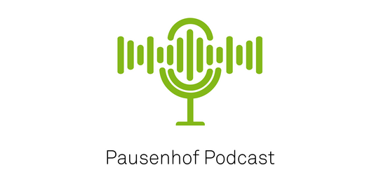 Podcast Pausenhof Grünes stilisiertes Mikrophon mit Tonwellen