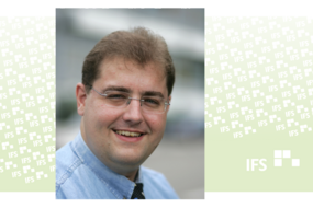 Porträt von Dr. Markus Tausendpfund vor einem hellgrünen IFS-Hintergrund
