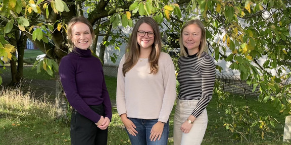 Gyde Wartenberg, Josina Schriek und Justine Stang-Rabrig stehen gemeinsam im Grünen auf dem Campus der TU Dortmund