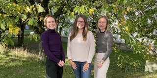 Gyde Wartenberg, Josina Schriek und Justine Stang-Rabrig stehen gemeinsam im Grünen auf dem Campus der TU Dortmund