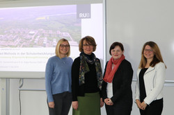 Gruppenfoto mit vier Wissenschaftlerinnen, darunter Prof. Sandra Aßmann, Dr. Katja Serova und Dr. Justine Stang-Rabrig