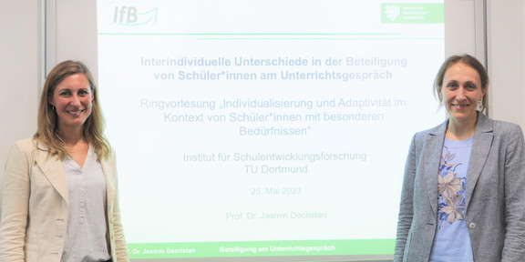 Jasmin Decristan Foto von Prof. Dr. Charlotte Dignath und Prof. Dr. Jasmin Decristan vor der Titelfolie ihrer Ringvorlesung