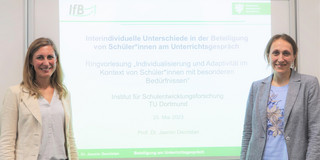 Foto von Prof. Dr. Charlotte Dignath und Prof. Dr. Jasmin Decristan vor der Titelfolie ihrer Ringvorlesung
