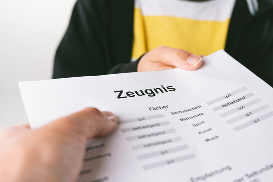 Zeugnisausgabe Eiin Zeugnis mit Noten wird ausgehändigt..