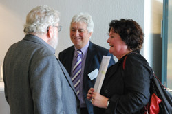 2. Symposium Gäste Foto von drei Personen mit Prof. Dr. Heinz Günter Holtappels (mittig) und Prof. Dr. Dr. h.c. mult. Ingrid Gogolin (rechts)
