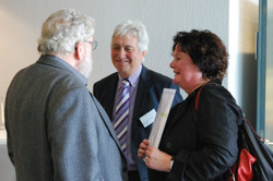 Foto von drei Personen mit Prof. Dr. Heinz Günter Holtappels (mittig) und Prof. Dr. Dr. h.c. mult. Ingrid Gogolin (rechts)