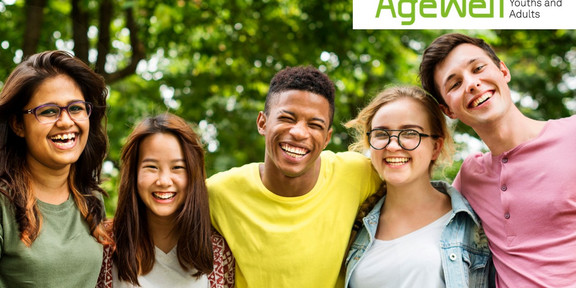 Fünf junge Erwachsene mit unterschiedlichen Hautfarben und Ethnien lächeln in die Kamera