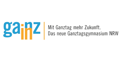 Ganz-In Blau-orangener Schriftzug Ganz-In und schwarzer Schriftzug des Projektnamens Mit Ganztag mehr Zukunft. Das neue Ganztagsgymnasium NRW