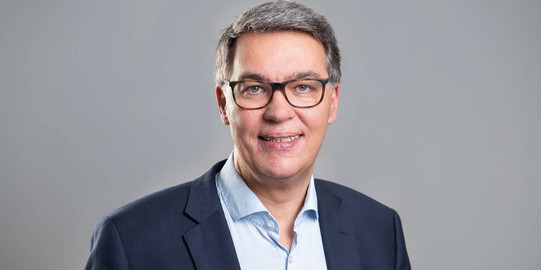 Thomas Westphal Porträtfoto von Thomas Westphal vor einem grauen Hintergrund