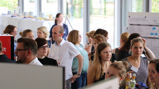 Foto der Teilnehmenden bei der Posterpräsentation