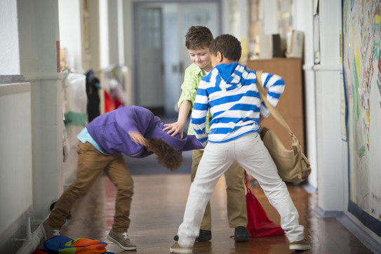 Schulflur Mobbing Rangelnde Schüler auf dem Schulflur