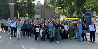 Gruppenfoto der teilnehmenden Wissenschaftlerinnen und Wissenschaftler vor Bäumen an einem sonnigen Tag