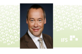 Porträt von Thomas Krüger, Präsident der bpb, vor einem hellgrünen IFS-Hintergrund