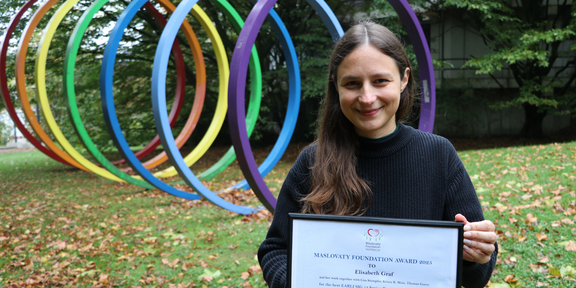 Elisabeth Graf steht mit der Urkunde in der Hand 