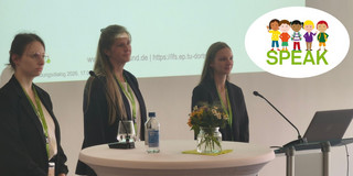 Foto von Svenja Wehrhöfer, Annika Ohle-Peters und Leonie Dargiewicz nach der Vorstellung der SPEAK-Ergebnisse. Sie stehen vor einer Präsentation und beantworten Fragen. 