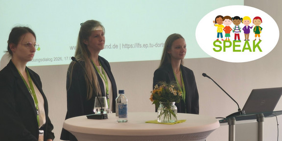 Foto von Svenja Wehrhöfer, Annika Ohle-Peters und Leonie Dargiewicz nach der Vorstellung der SPEAK-Ergebnisse. Sie stehen vor einer Präsentation und beantworten Fragen. 