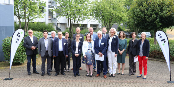 Redner*innen auf dem 5. Dortmunder Symposiums des IFS stehen vor dem Tagungsgebäude