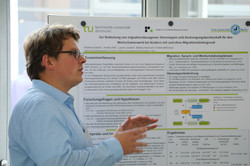 3. Symposium Posterpräsentation Foto eines Nachwuchswissenschaftlers bei der Posterpräsentation