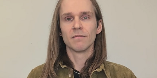 Sebastian Vogel vor einem neutralen Hintergrund