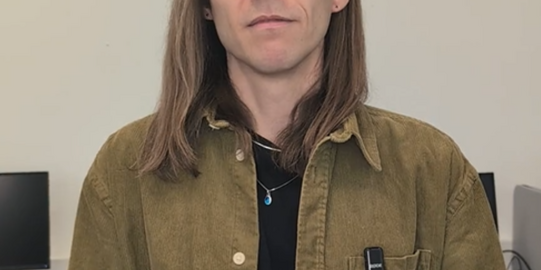 Sebastian Vogel vor einem neutralen Hintergrund