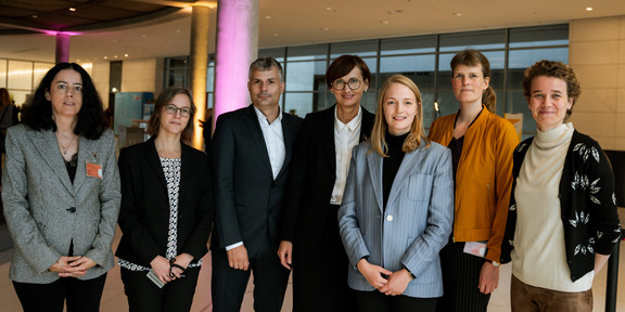 Gruppenbild der Beteiligten beim Startchancen-Programm u.a. mit Nele McElvany