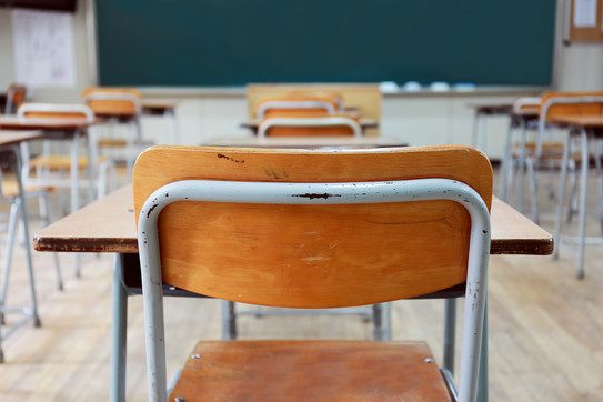 leere Stühle im Klassenraum