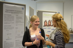2. Symposium Nachwuchstagung Foto von zwei Nachwuchswissenschaftlerinnen vor einem Poster