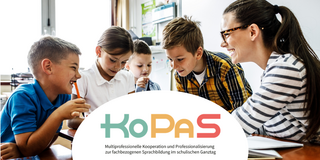 Eine Lehrkraft sitzt gemeinsam mit Grundschüler*innen am Tisch.