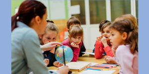 Lehrercommitment Blauer Hintergrund mit schwarzen Schriftzug "Lehrercommitment, Wie verbunden fühlen sich Lehrkräfte gegenüber Schule und Kollegium?" mit darunterliegenden Foto einer Lehrerin und einer Gruppe aus Grundschulkindern im Klassenraum.