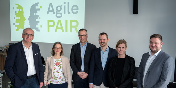 Gruppenfoto mit u.a. Rektor Manfred Bayer, Nele McElvany, Ellen Hamaker und Garvin Prod