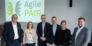 Gruppenfoto mit u.a. Rektor Manfred Bayer, Nele McElvany, Ellen Hamaker und Garvin Prod