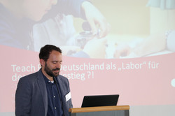 3. Bildungsdialog Matysiak Foto von Ulf Matysiak (Teach First Deutschland) bei seinem Vortrag