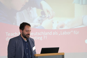 Foto von Ulf Matysiak (Teach First Deutschland) bei seinem Vortrag