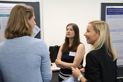 5. Symposium Posterpräsentation Foto von der Posterpräsentation einer Nachwuchswissenschaftlerin