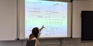 Dr. Lilly-Marlen Bihler bei einer Präsentation im Workshop