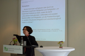 Foto von Prof. Dr. Kristina Reiss während des Kurzkommentars zum Vortrag