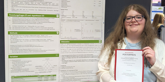 AEPF Luisa Mörchen mit dem Waxmann Posterpreis in den Händen