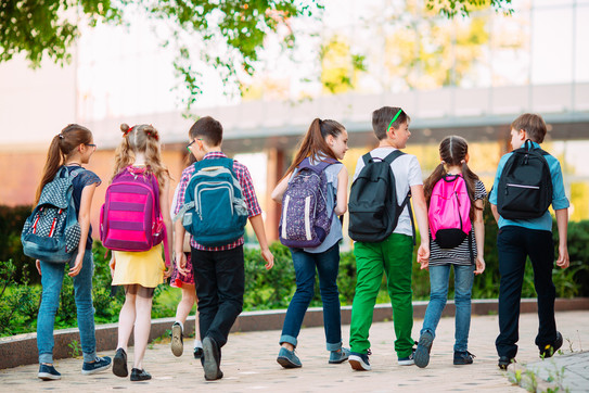 Gruppe SchuelerInnen mit Rucksack